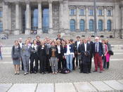 Gruppenfoto vor dem Reichstag2