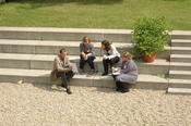 Prof. Kuper mit seinen Projektmitarbeiterinnen im Garten des Harnack-Hauses