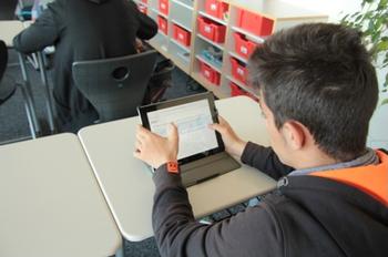 Ganz konzentriert – Durch das Arbeiten an Computern/Tablets werden bei den SchülerInnen neue Lernanreize geschaffen