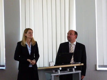 Prof. Dr. Isabell van Ackeren und Prof. Dr. Marten Clausen bei der Posterpräsentation zu "EviS"