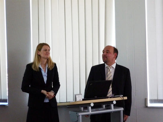 Prof. Dr. Isabell van Ackeren und Prof. Dr. Marten Clausen bei der Posterpräsentation zu "EviS"